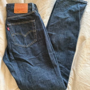 Levis 501 jeans - Säljer ett par klassiska Levis 501 jeans i mörkblå denim. De har en rak passform och är tillverkade i bomull. Mid waist!