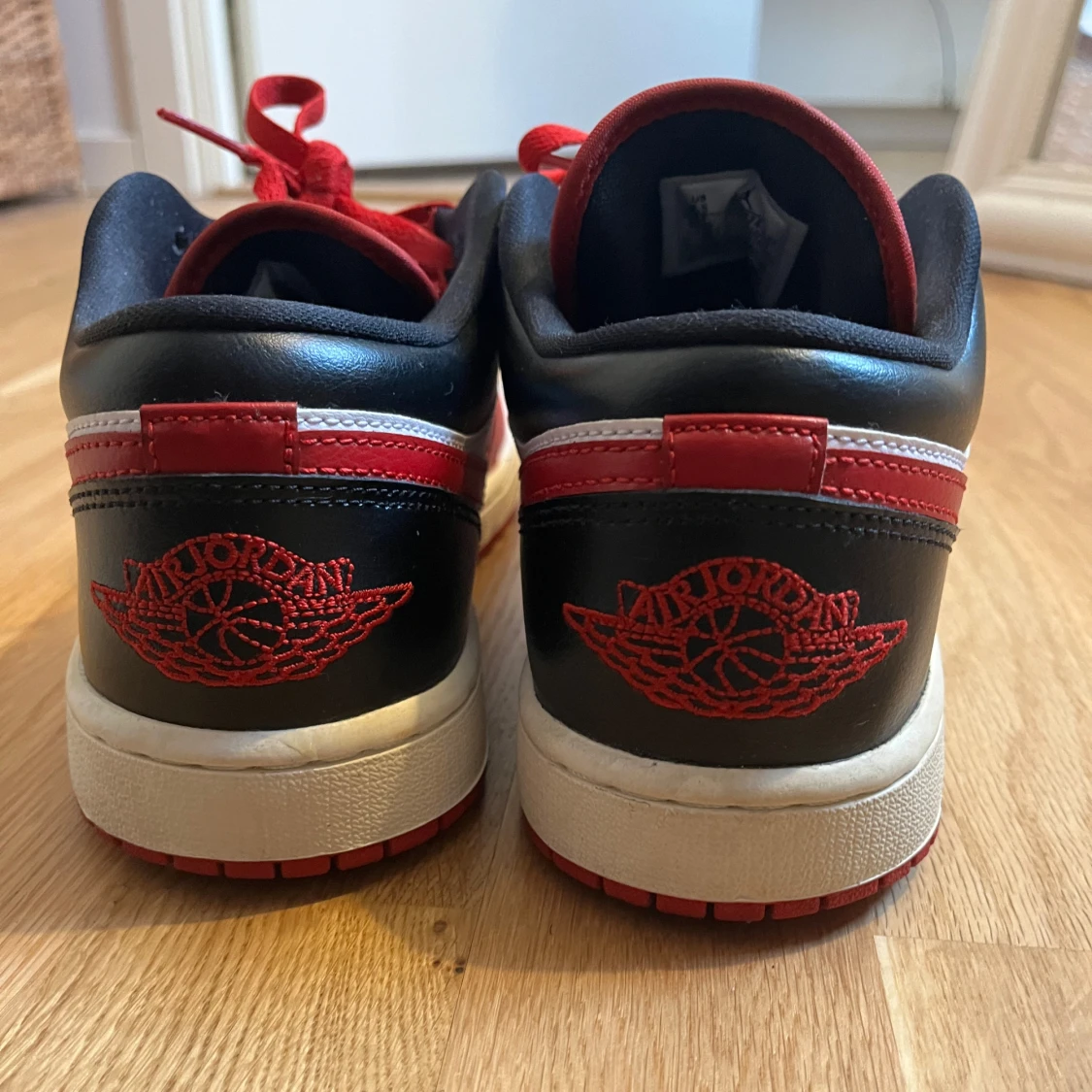 Nike Air Jordans i rött och vitt - 3