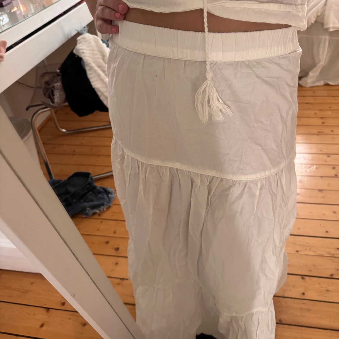 Vit långkjol med volanger