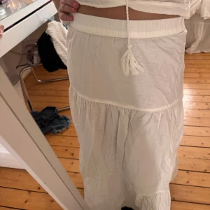 Vit långkjol med volanger  - En perfekt sommarkjol, luftig o skön 😊