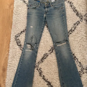 Lågmidjade jeans - Såå snygga levis jeans med låg midja😍☺️❤️ se bilder för mått, notera alla slitningar! Många hål osv skriv om ni vill ha fler bilder på det. 