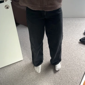 Svarta jeansbyxor - Snygga svarta jeansbyxor med en klassisk design. Byxorna har en normal passform och är perfekta för en avslappnad stil. De har fickor både fram och bak, vilket ger en praktisk touch. Helt oanvända.