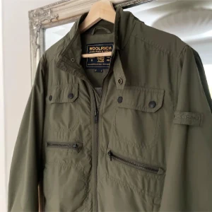 Woolrich jacka  - Säljer ni min sjukt snygga jacka från woolrich, då den inte passar längre.. inga defekter.