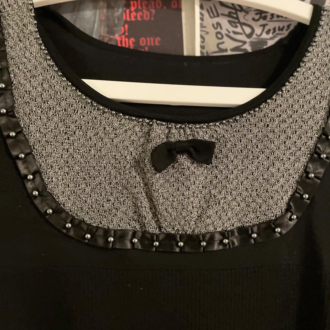 Svart kortärmad topp med dekorativ krage - 1