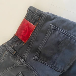 Grå jeans från Jacob Cohen - Snygga grå jeans från Jacob Cohen, tillverkade av utvalda japanska tyger.de är ett par chinos jeans riktigt feta i w-32. har tyvärr inte strykt byxorna som ni ser men det är något jag kan göra om ni vill ha fler bilder! hör av er om ni har en fråga!