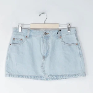 Jeanskjol med låg midja - Trendig ljusblå jeanskjol från DrDenim💞Superfin med låg midja, säljer då den inte passar mig! Aldrig använd med lappar kvar☺️