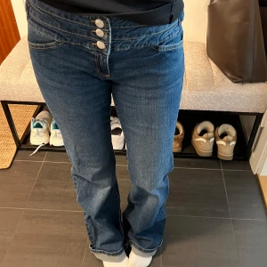 Blå jeans med knappar  - Snygga marinblåa jeans med tre knappar framtill. Jeansen har raka ben och en bekväm passform. Skukt bekväma! Skriv vid funderingar!! 😙😙