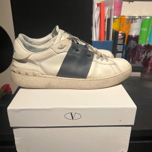 Valentino Open intressekoll - Ett par riktigt feta och tidlösa skor från Valentino. Låda, shoebox och dust bag fås med i köpet. Nypris 7000kr, mitt pris 2000kr.🤩MVH Arvid 