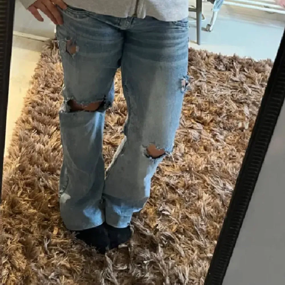 Har sytt de lågmidjade själv så kan behövas sy mer noggrant pga lite hål men lätt att fixa! Säljer ett par blå jeans med slitningar på knäna. De har en avslappnad passform och är lågmidjade. Perfekta för en casual look. Säljer pga för stora tyvärr 😔😔. Farkut & Housut.