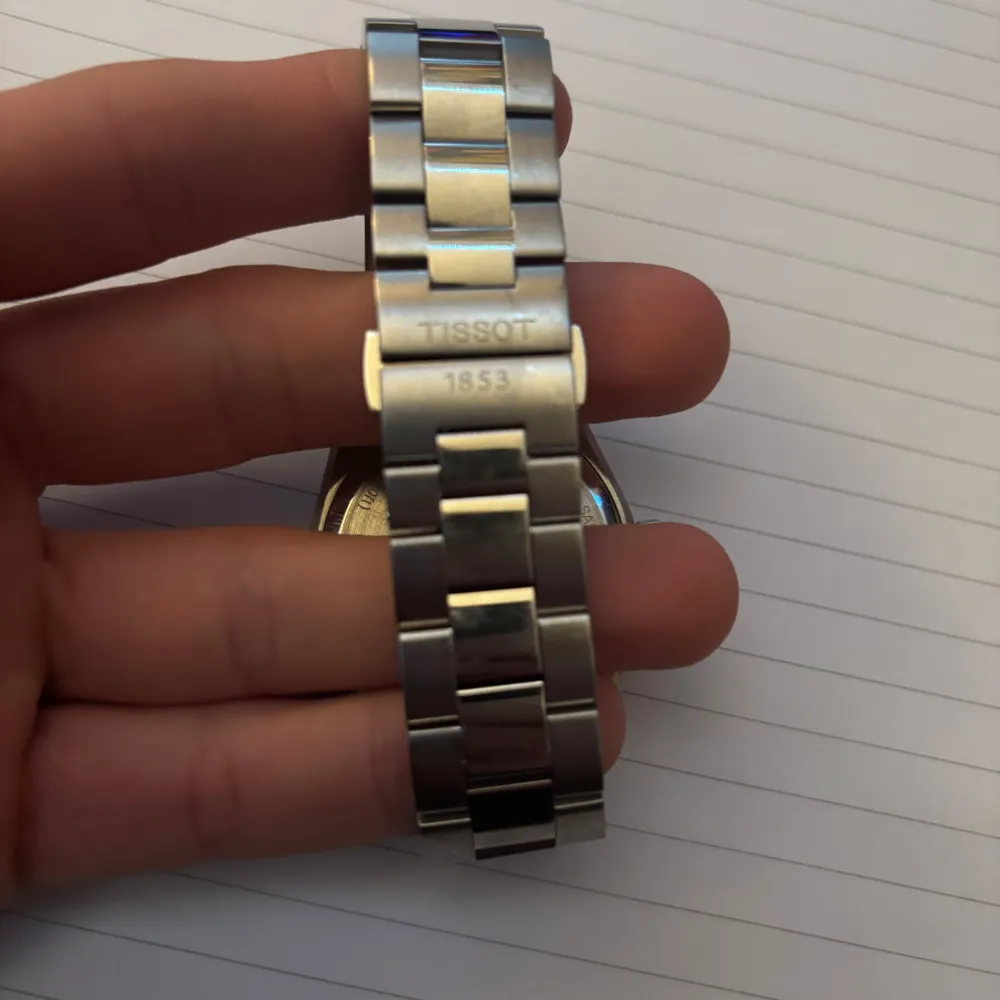 Tissot gentlemen quartz(batteri driven). Den har inga stora repor och den ser väldigt bra och ny ut.. Asusteet.