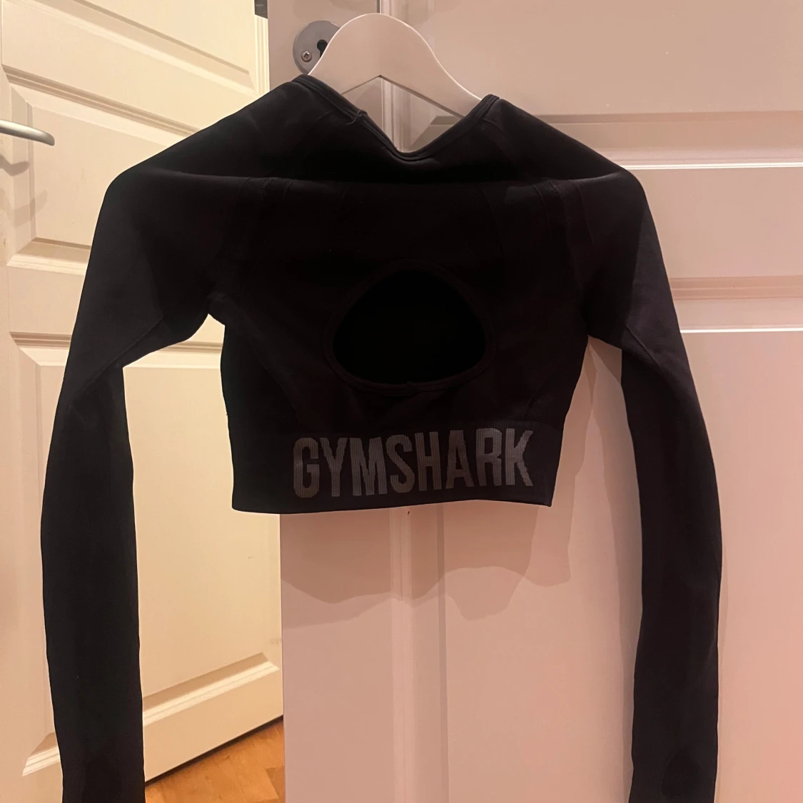 Svart croppad tränings tröja från Gymshark - 1