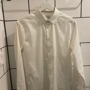 Eton skjorta  - Vit Eton skjorta i strl 39, motsvarar M. Endast använd fåtal gånger i väldigt bra skick. Nypris 1399 kr. 