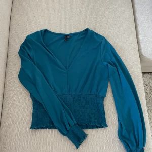 Blus - Topp från VERO MODA. Nypris 449kr. Köparen står för frakten. Pris kan diskuteras vid snabb affär!