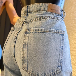 Ljusa jeans med hög midja - Snygga ljusa jeans med hög midja och slitna detaljer på knäna. Perfekta för en avslappnad stil. Klassisk femficksdesign och knappgylf. Jättefina och moderna byxor. Passar perfekt i 38 storlek.🌸👌