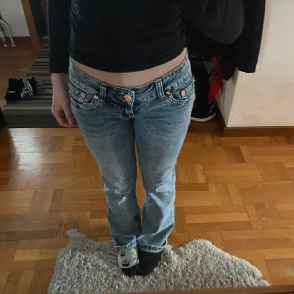 Säljer ett par snygga blå jeans från G Rise. De har en låg midja och en straight passform. Jeansen har klassiska fem fickor och dekorativa nitar vid fickorna. Perfekta för en avslappnad stil. Super lågmidjade . Farkut & Housut.