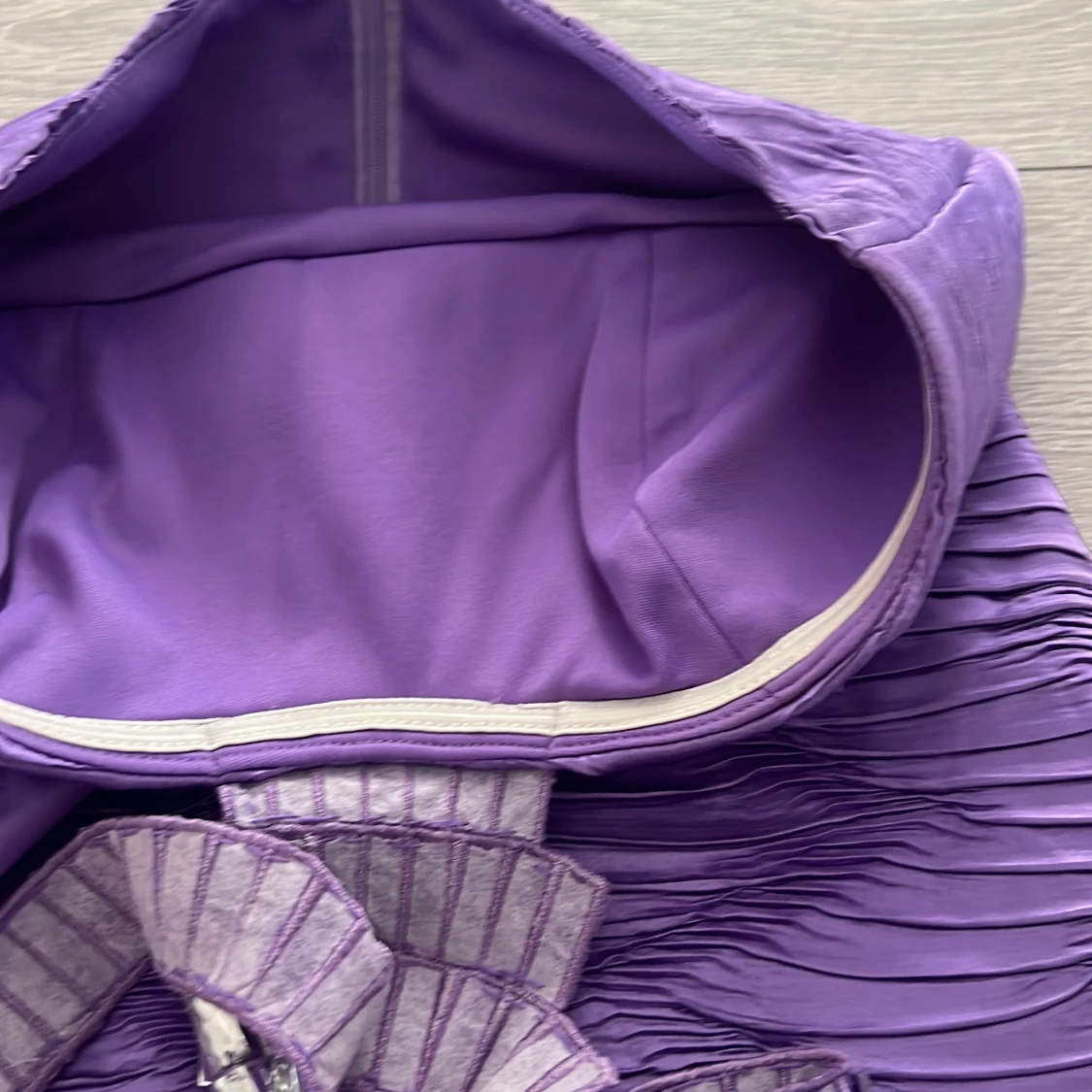 Lila axelbandslös klänning med smyckesdetalj - 2