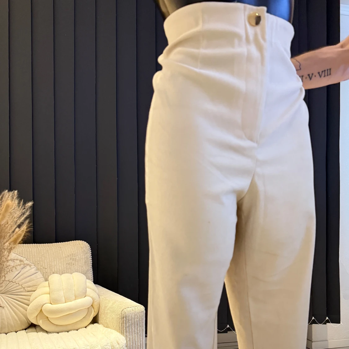Vita högmidjade byxor