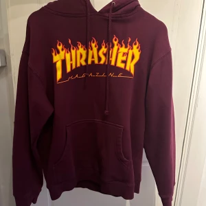 Vinröd hoodie från Thrasher - Säljer en vinröd hoodie från Thrasher. Bra skick