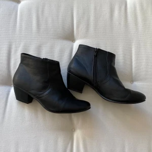 Svarta boots med dragkedja - Snygga svarta boots med dragkedja på sidan. De har en rund tå och en stabil klack. Lindrigt slitage 🌸 pris kan diskuteras🤗