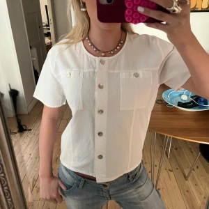 Tshirt - Jättefin vit tshirt i ett lite skjortaktigt material. Perfekt nu till sommaren🥰