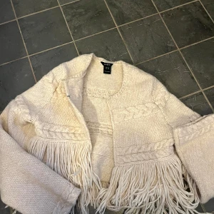 Beige kofta  - Säljer min söta stickade kofta från Lindex , storlek xs, super söt , mjuk och skönt material , köpt här  på Plick men kom inte till använing , bra skick 