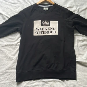 Weekend Offender - Svart - Collagetröja - M - Bra skick, trycket är nästintill helt intakt.