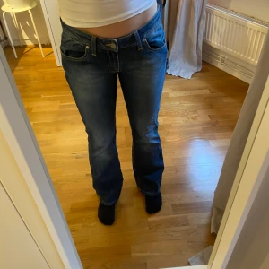 Lågmidjade jeans från Big Star - Snygga blå Lågmidjade jeans från Big Star💕. Väldigt bra skick! Midjemått:41 innerbenlängd: 78