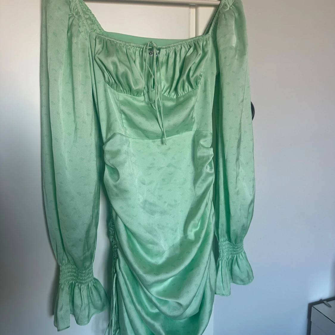 Mintgrön klänning med långa ärmar - 1