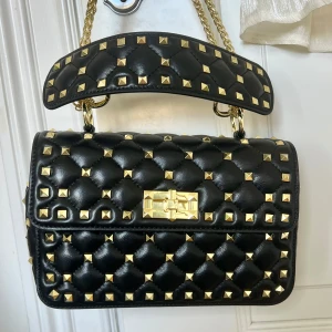 ' - Läderväska med nitar LIKNAR valentino modellen "rockstud spike bag". Det är alltså INTE valentino. Väskan har inget märke och har köpts på en marknad! 🌟Nästan helt ny, använd 1 gång🌟 Finns inga defekter. Jättebra kvalitet! Inköpt för 250€.
