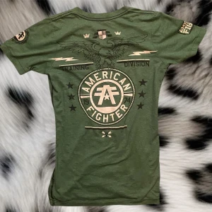 American fighter t-shirt - Super snygg grön t-shirt med en örn på baksidan och V rigning❤️skönt och tunt matrial