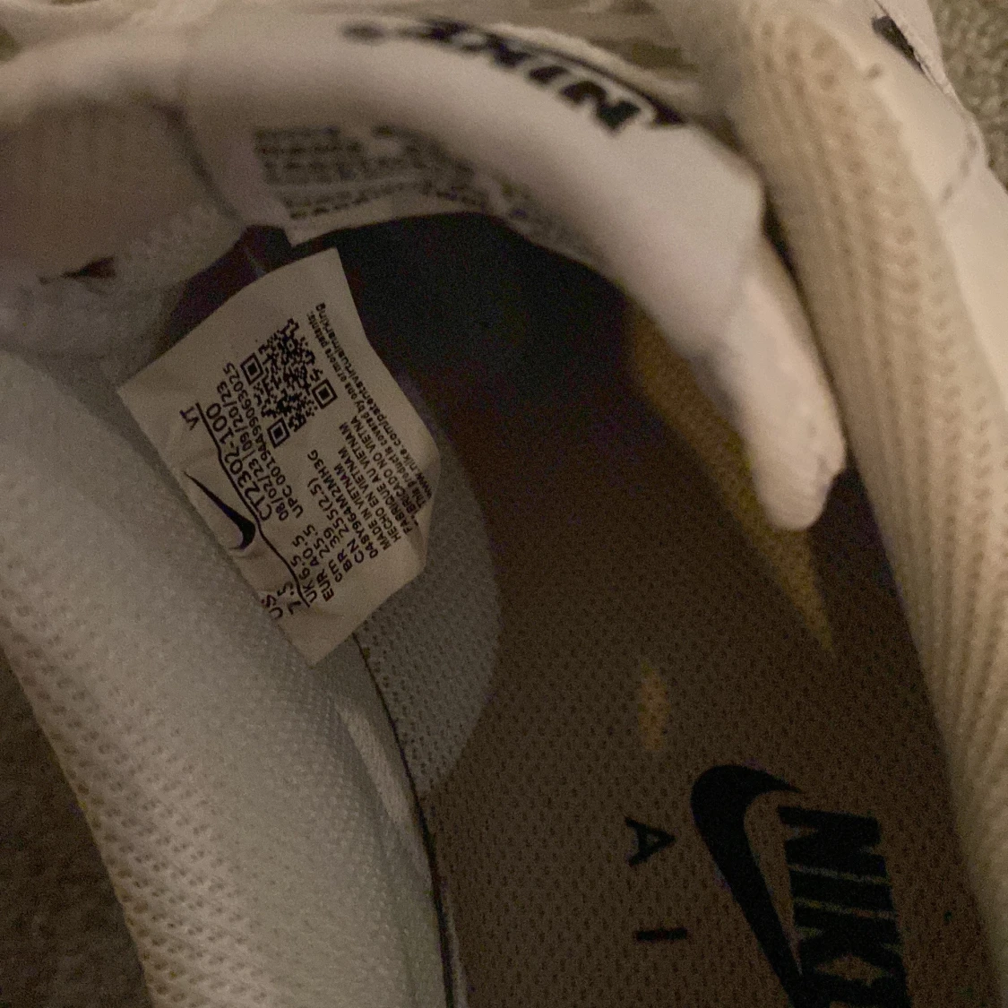 Nike Air Force 1 i vitt och svart - 2