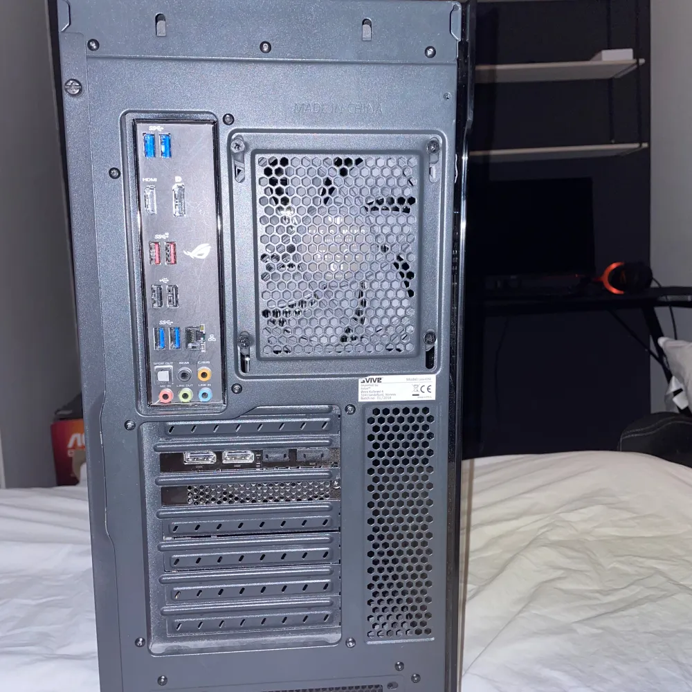 Datorns innehåll: Grafikkort - MSI GeForce RTX 4060 8GB Ventus 2X Black OC CPU - AMD RYZEN 7 5700X3D GB Ram - 16 GB Fläktar - Thermalright Peerless Assassin 120 Det ingår dessutom tillbehör. Setup: Mus - Logitech G Pro X Superlight 2 Trådlös, svart mus Musmatta - XL Svart Mick - HyperX QuadQast Skärm - AOC 240hz, Responstid 1ms Hörlurar - HyperX cloud. Detta är en dator som är tillför kraftig gaming. Denna datorn klarar av alla typ av spel på högsta grafik och ger dig över 300 FPS. . Muu.