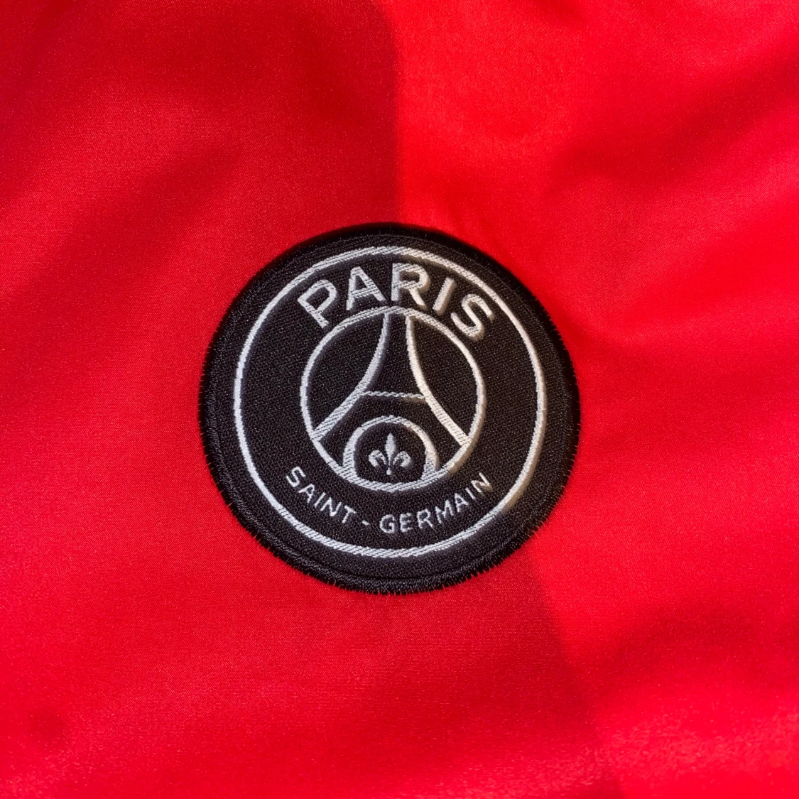 Röd vindjacka från Jordan x PSG - 2