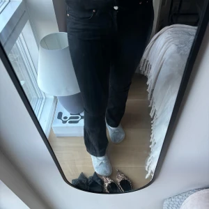 Svarta utsvängda jeans  - Säljer ett par svarta jeans från Gina Tricot. Utsvängda i modellen, sparsamt använda 🖤som referens är jag ca 170 cm