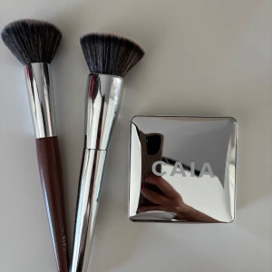 Caia - Lite från Caia, borste f13 och f14 och ett puder som använts någon enstaka gång