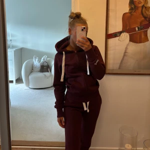Russemerch mjukisdress - Set med mjukisbyxor och zip hoodie från Russemerch.no Helt ny vinröd  Båda delar i XS (jag är 160 lång) Endast testad nypris ca 1200kr för båda 