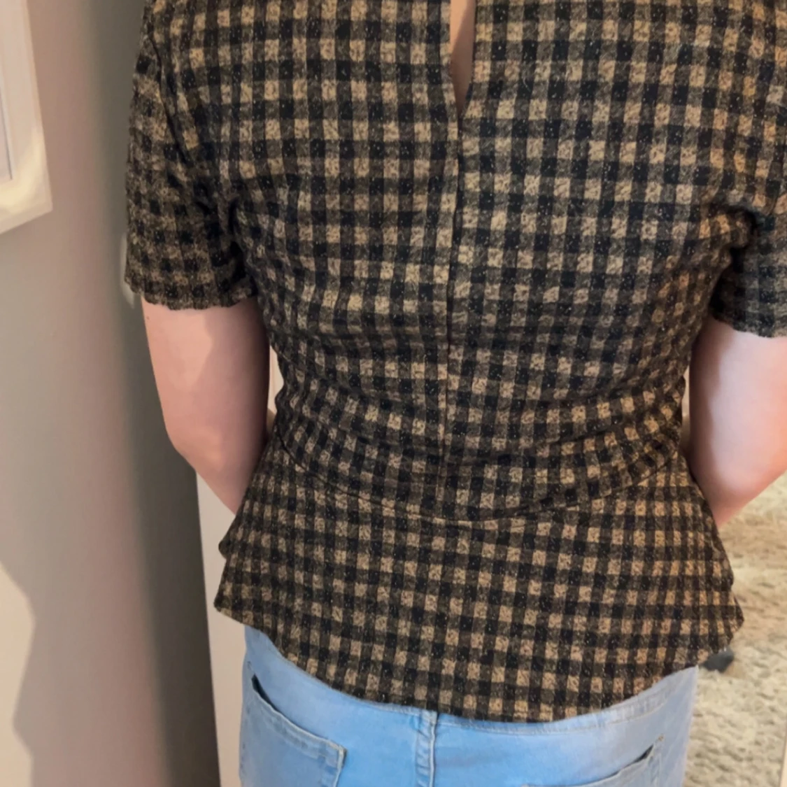 Rutig topp med volangdetalj - 2