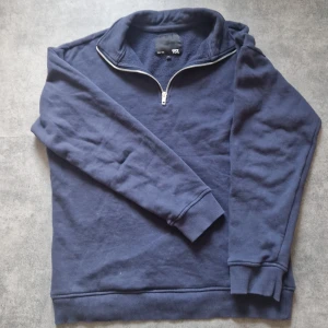 Mörkblå tröja   - Säljer en mörkblå tröja. Helt ny finns inga skador på plagget Helt ny. Storlek S men passar M