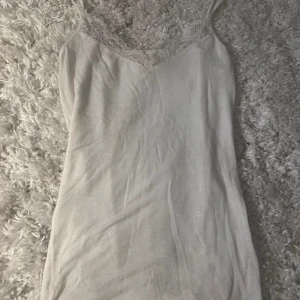 Vitt linne från Intimissimi❤️ - Sparsamt använd och jättesöt till sommaren! Nypris 350❤️❤️hör av dig om du har frågor, priset kan diskuteras vid en snabb affär😘