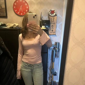 Rosa långärmad topp - Säljer en söt rosa långärmad topp med en figurnära passform. Perfekt för en avslappnad stil. Toppen har en enkel design som gör den lätt att matcha med olika outfits.