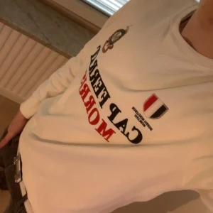 Vit tröja från Morris - Säljer en riktigt fet Morris tröja perfekt nu i vår och sommar, storlek m, riktigt bra skick, skriv om ni har några frågor eller vill ha fler bilder!