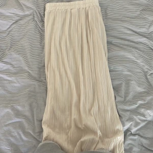 Beige långkjol  - En jättefin långkjol från stories,  knappt använd. Färgen beige. Storlek S. Skriv för fler bilder