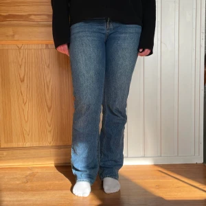 Bootcut/straight jeans - Blåa raka jeans/ bootcut, normal midja och längd. 