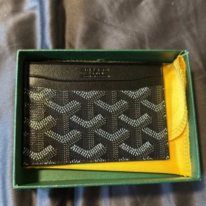 Svart card holder  - Tjena säljer ny min card holder då jag blivit trött på den och jag har hittat en ny. Den är stilren och passar bra till mycket. Hör av er vid fler frågor