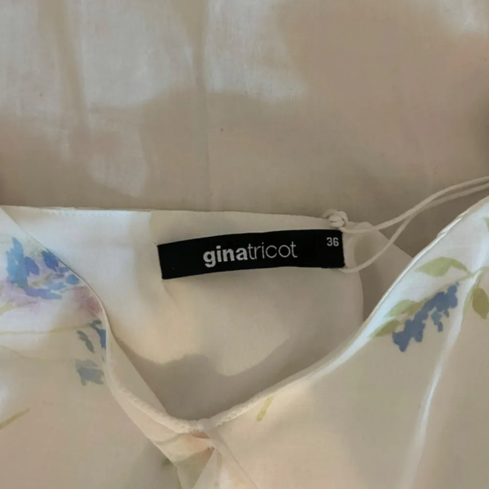 Säljer en vacker vit klänning från Gina Tricot med blommigt mönster i pastellfärger. Perfekt för sommarens festligheter! 🌸Har aldrig kommit till användning då jag tycker den är lite för kort i längden för mig.💞Nypris är 600.. Mekot.