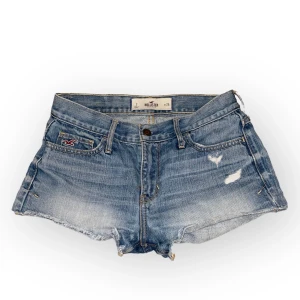 Hollister vintage jeansshorts  - Lågmidjade korta denim shorts från hollister med snygga fickor och i bra skick, strl w26 som motsvarar ungefär XS // midja 34cm, längd 24, grenmått 22