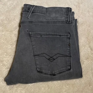 Replay jeans  - Snygga grå jeansbyxor från replay. Storlek 31