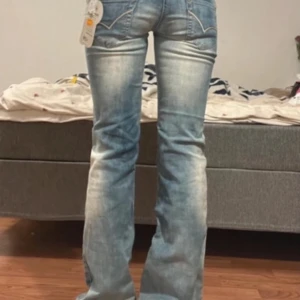 Lågmidjade jeans - Svinsnygga jeans som jag köpt på vinted men som tyvärr inte passade mig i längden:/. Lånade bilder från tidigare säljare! Innerbenslängd: 86cm och Midjemått: 33💓
