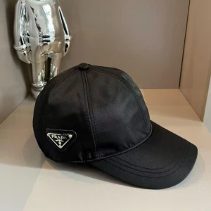 Prada Keps ( Ny ) - Säljer en helt ny och äkta Prada keps – inga defekter, aldrig använd. Just nu lägger jag ut den mycket billigare än andra säljare, då jag snabbt vill bli av med den.  Det här är ett perfekt tillfälle för dig som vill ha stil och lyx till ett grymt pris! Passa på innan någon annan hinner före.  Vid frågor eller funderingar kring pris eller annat – skicka gärna ett meddelande! 