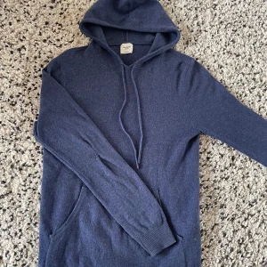 Kashmir John Henric  - Tjena säljer nu denna riktigt snygga Kashmir hoodien från John Henric. Den är i storlek S och är i ett väldigt bra skick förutom på armbågarna  då den är  ihop sydd. Pris kan självklart diskuteras .